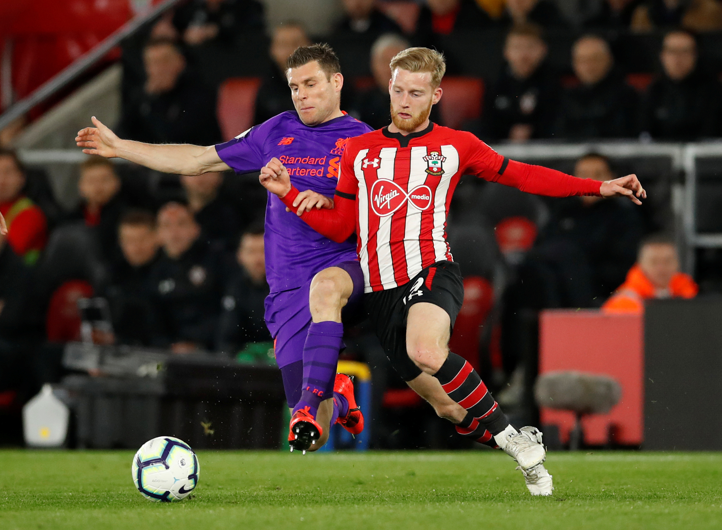 这一幕太逗！詹姆斯打脸奥科吉 随后一脸不好意思拍了拍后者屁股（尴尬又好笑！詹姆斯误打奥科吉面部后还拍了拍对方屁股）