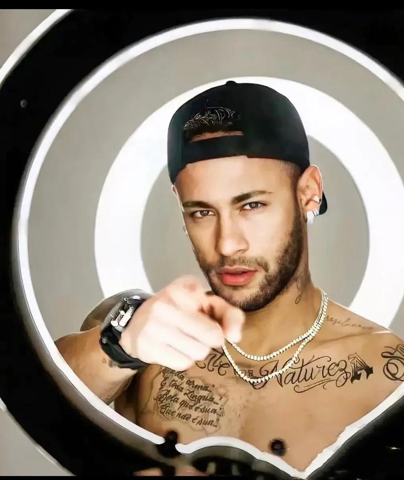 曼联因巴塞罗那关注而面临挑战，加布里埃尔被多家俱乐部关注，但曼联尽力留住他。