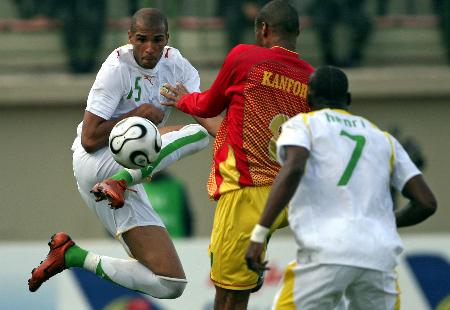 欧文突破防守送出制胜助攻